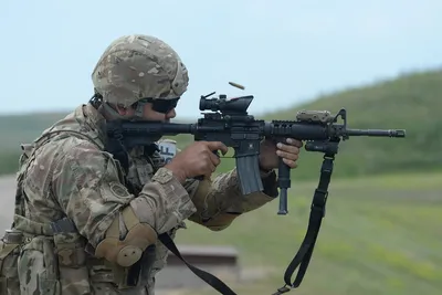 Американские военные сфотографировались с оружием и флагом США на фоне  Ивангорода [Фото] - Kingisepp.ru – Новости, публикации Кингисеппа