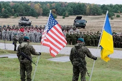 Форма и панцырь армии американцев счастливого солдата нося Стоковое  Изображение - изображение насчитывающей приложения, вооружения: 151533303