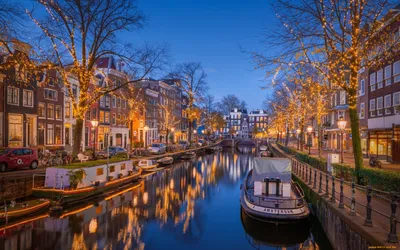 Обои Города Амстердам (Нидерланды), обои для рабочего стола, фотографии  города, амстердам , нидерланды, канал, лодки, иллюминация, вечер, огни Обои  для рабочего стола, скачать обои картинки заставки на рабочий стол.