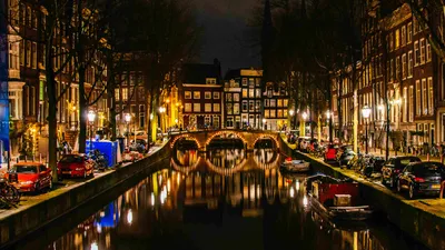 Обои на рабочий стол Дома на освещенной ночью набережной Амстердама,  Нидерланды / Amsterdam, Netherlands, обои для рабочего стола, скачать обои,  обои бесплатно