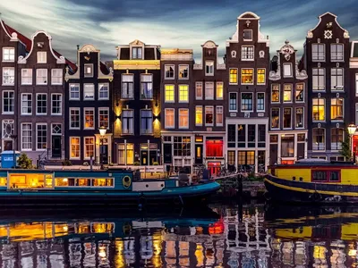 Амстердам на ноче стоковое фото. изображение насчитывающей голландско -  27920148