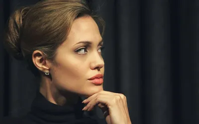 Обои на рабочий стол Анджелина Джоли / Angelina Jolie смотрит в сторону,  обои для рабочего стола, скачать обои, обои бесплатно