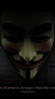 Анонимный мужчина в черной балахоне и неоновой маске взламывает смартфон |  Премиум Фото