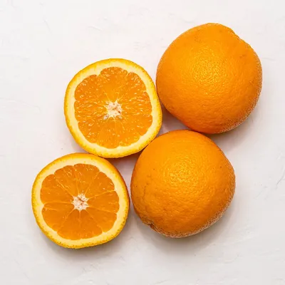 Зеленый апельсин висит на дереве с листьями в солнечных лучах Stock Photo |  Adobe Stock