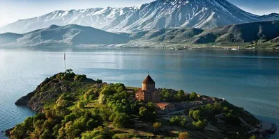 Монастырь Айраванк На Берегу Севанского Озера В Армении — стоковые  фотографии и другие картинки Армения - страна - iStock