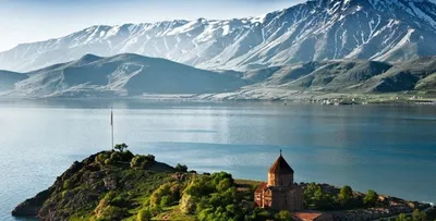 Флаг Армении на фоне монастыря Татев Редакционное Фотография - изображение  насчитывающей каникула, карта: 199772422