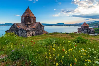 Обои на рабочий стол Старинная церковь Novarank в горах под ярким синим  небом, Армения, обои для рабочего стола, скачать обои, обои бесплатно