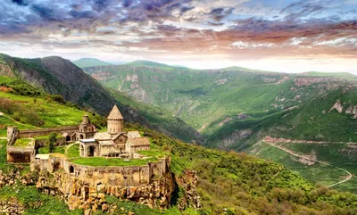 Обои на рабочий стол Монастырь Татев на скале, Армения, фотограф Бирюкова  Татьяна, обои для рабочего стола, скачать обои, обои бесплатно