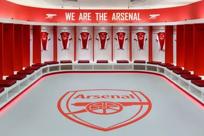 Большой герб футбольного клуба *Arsenal*.На дубе.28 на 26 см.Made in  England.