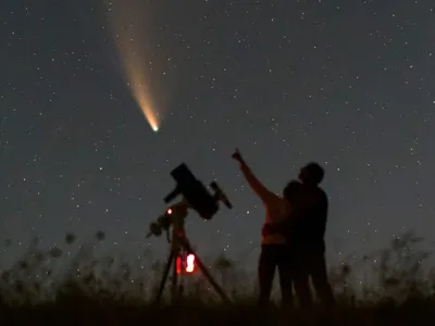 Астроном в телескоп смотрит на …» — создано в Шедевруме