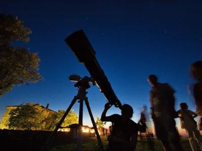 Астроном шаржа вектора смотря через телескоп Иллюстрация вектора -  иллюстрации насчитывающей люди, планетарий: 94804031