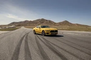Фото Форд Mustang GTR красная машины