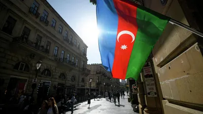 И белый парень, держа флаг Азербайджана и держит руку на сердце  изолированном на белом фоне с любовью в азербайджан. Стоковое Изображение -  изображение насчитывающей ванта, вскользь: 213691015