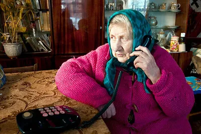Бабушка звоня телефонный звонок Стоковое Фото - изображение насчитывающей  агенства, счастливо: 69120976