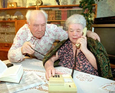 старшая бабушка звонит по телефону, когда семья сидит дома на диване  Стоковое Фото - изображение насчитывающей дом, пенсионер: 255304644