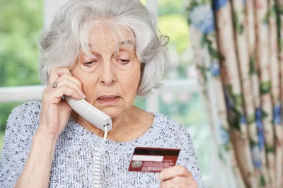 счастливая улыбающаяся бабушка говорит по телефону. старая бабушка звонит  по телефону Стоковое Изображение - изображение насчитывающей женщина,  передвижно: 258445319