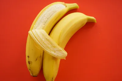 Очищенного Банана — стоковые фотографии и другие картинки Банан - Банан,  Изолированный предмет, Кожура - iStock