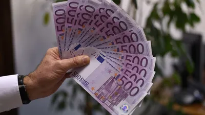 2 стороны банкноты евро 100 Стоковое Фото - изображение насчитывающей  двухстороннего, обмен: 52368278