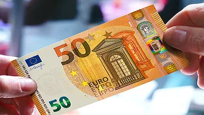 Банкноты евро крупным планом пятьдесят сто двести банкнот евро бумажные  банкноты европейской валюты финансовая концепция и экономия денег макрос  выстрел денежный фон | Премиум Фото