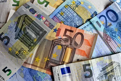Банкноты евро в зажиме для денег на белом фоне Stock Illustration | Adobe  Stock