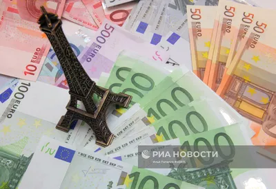 Успешный Молодой Человек, Глядя На Банкноты Евро Стоковые Фотографии |  FreeImages