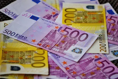Банкноты евро и евроценты на сером фоне :: Стоковая фотография ::  Pixel-Shot Studio