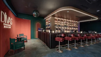 Праздничный интерьер караоке-бара в стиле 1950-х – проект бюро ARCHPOINT |  Читать design mate