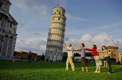 Не дефект, а большая удача: Знаменитой Пизанской башне исполнилось 850 лет  - Российская газета