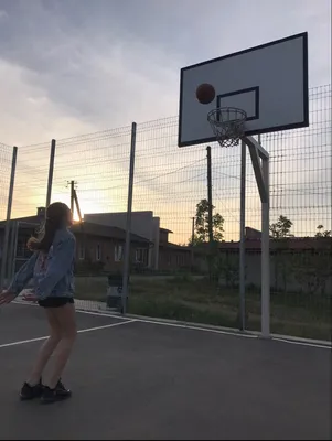 Девочка 10 лет баскетбол, кидает мяч…» — создано в Шедевруме
