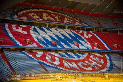 Мюнхенская Бавария изменила подсветку стадиона на цвета флага Украины |  Пикабу