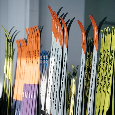 Беговые лыжи молодой девушки спортсмена Классический чередуя метод Стоковое  Фото - изображение насчитывающей лыжа, холодно: 136147912
