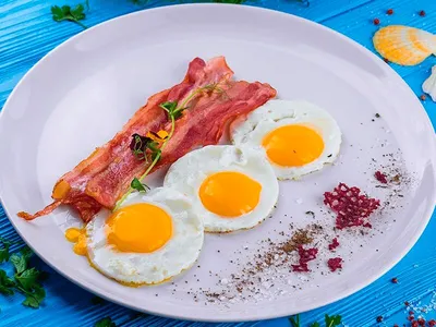 Как правильно жарить бекон с яйцами?