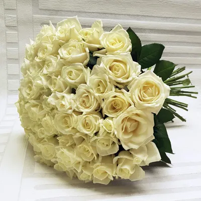 Белые розы в упаковке купить в Сургуте с доставкой недорого цветы, букеты в  интернет-магазине ariaflori.ru