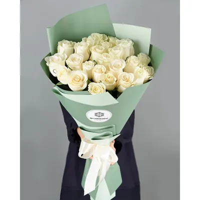 Купить букет белых роз в шляпной коробке недорого в Краснодаре