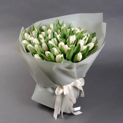 Купить букет из 75 белых тюльпанов по доступной цене с доставкой в Москве и  области в интернет-магазине Город Букетов