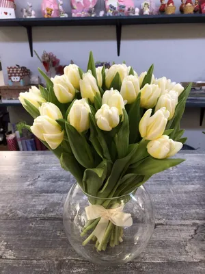 Купить букет невесты из белых тюльпанов по доступной цене с доставкой в  Москве и области в интернет-магазине Город Букетов
