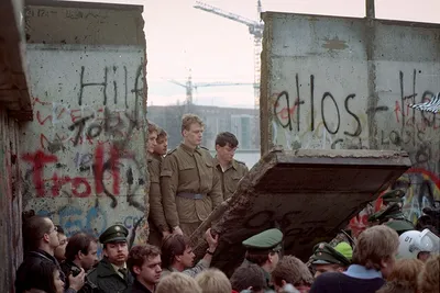 Почему все-таки рухнула Берлинская стена? | Пикабу
