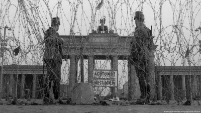 Помоги мне выжить среди этой смертной любви»: как Берлинская стена ломала  судьбы людей?
