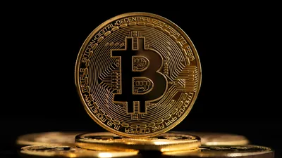 Золотые монеты стек Cryptocurrency Bitcoin на фоне доллара США секретной  цифровые деньги в сети Blockchain Стоковое Изображение - изображение  насчитывающей шток, рост: 210871545