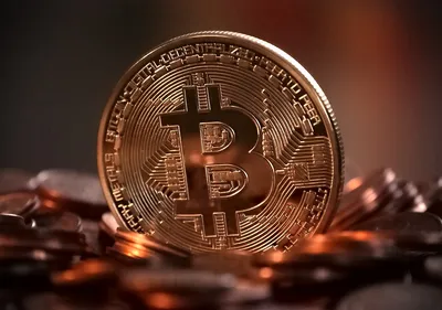 Монета Bitcoin на фоне долларов США Многие американские доллары и Bitcoin  золота Справочная информация и Стоковое Изображение - изображение  насчитывающей авантюра, покупка: 199001329