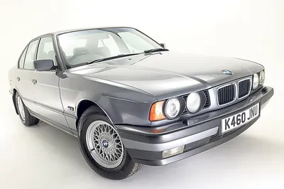 BMW M5 E34 белого цвета едет по …» — создано в Шедевруме