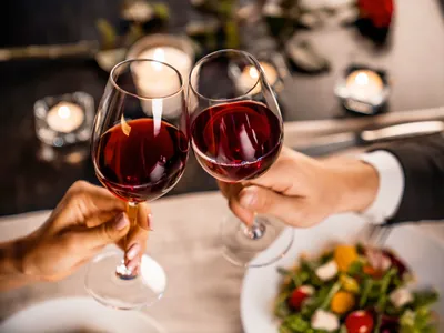 Мифическая польза: почему бокал вина за ужином — это плохая привычка |  MARIECLAIRE