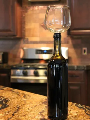 Красное вино, бутылка вина и бокал вина реалистичный вектор изолированный  Stock-Vektorgrafik | Adobe Stock
