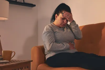 женщина, живот которой болит живот, или боли в периодах или желудка  Стоковое Фото - изображение насчитывающей синдром, удерживание: 246083564