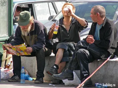 Одинокий человек бомжа потерял свой бизнес работы Стоковое Фото -  изображение насчитывающей пожило, кавказско: 207254008