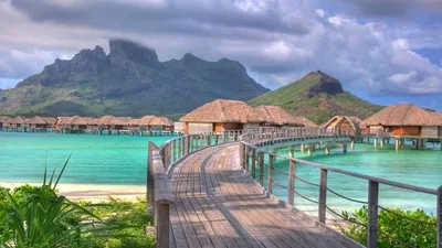 Обои на рабочий стол Four seasons resort, Bora Bora, French Polynesia /  Четыре сезона, курортный поселок на острове Бора-Бора, мостик. бунгало,  горы, море, небо, обои для рабочего стола, скачать обои, обои бесплатно