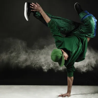 Молодой человек танцует брейк-данс в стиле хип-хоп, изолированный на  градиентном сине-розовом фоне | Премиум Фото