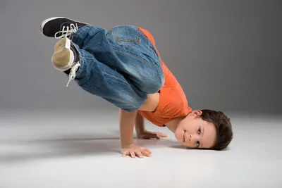 Как научиться танцевать брейк данс начинающим детям в домашних условиях?