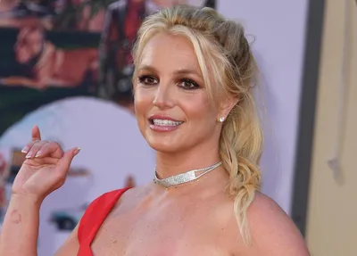 Обои на рабочий стол Бритни Спирс / Britney Spears на красном фоне, обои  для рабочего стола, скачать обои, обои бесплатно