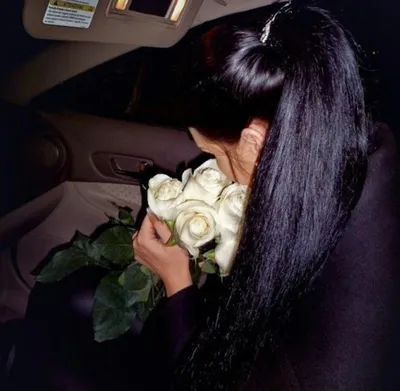 Брюнетка с розами в машине - 73 фото